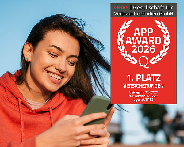 Junge Frau im roten Kapuzenpullover sitzt im Freien und lächelt, während sie auf ihr Smartphone schaut. Rechts im Bild befindet sich ein rotes Siegel mit der Aufschrift „ÖGVS – Gesellschaft für Verbraucherstudien GmbH, App Award 2026, 1. Platz Versicherungen, Befragung 02/2026“.