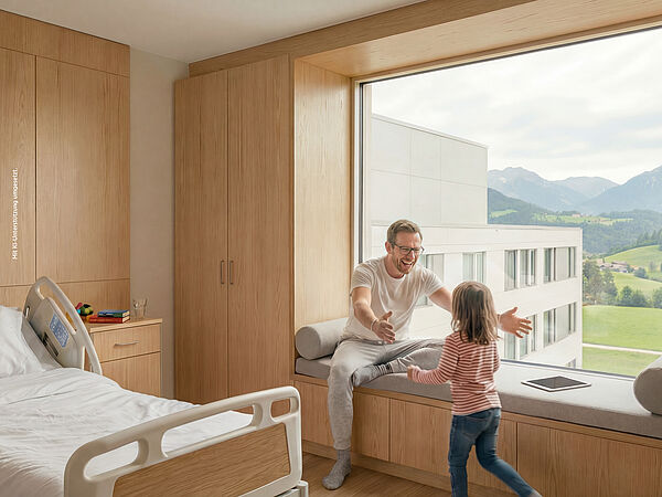 KI-generiertes Bild: Ein Mann sitzt lachend auf einer Fensterbank und breitet die Arme aus, während ein kleines Kind auf ihn zuläuft, in einem hellen, modernen Raum.
